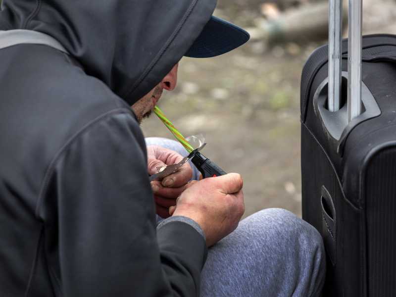 Un senzatetto, 24 anni, fuma fentanyl il 12 marzo 2022 a Seattle, Washington (Foto di John Moore/Getty Images)<br />&nbsp;<br />