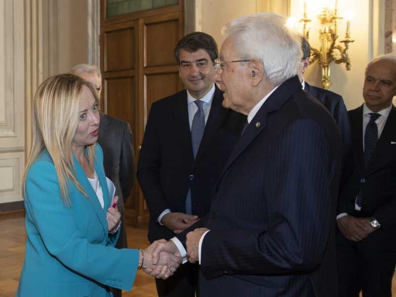 Mattarella in silenzio in attesa che Meloni pronunci parole distensive sui pm