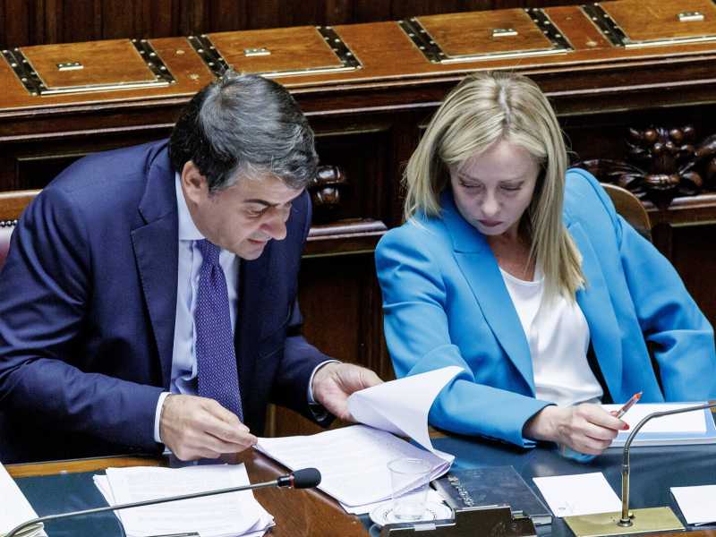 In affanno sul Pnrr, il governo aggira il Parlamento alle prese con le ferie estive. E Gentiloni mormora