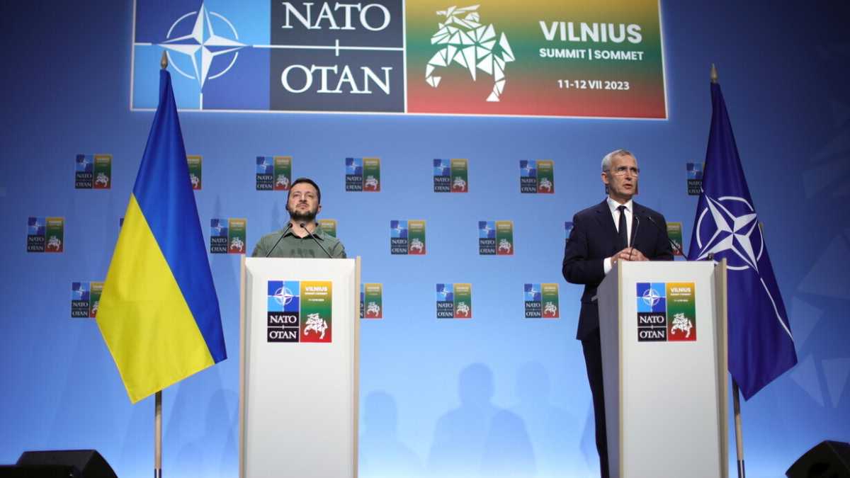 Immagine di Zelensky e Stoltenberg trovano i punti in comune in conferenza stampa