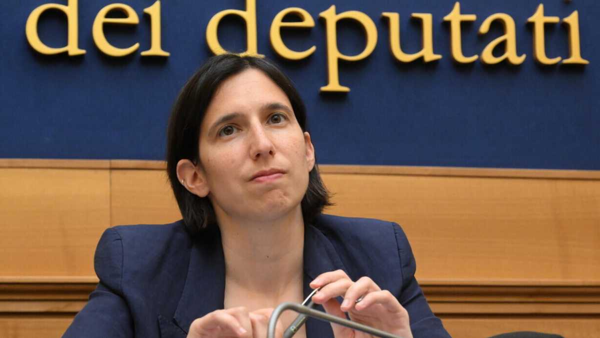 Immagine di Schlein Boh Tav. "Il Pd difende l'Alta velocità?". E la segretaria glissa