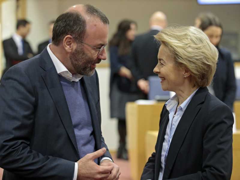 Manfred Weber e Ursula von der Leyen (Ansa)