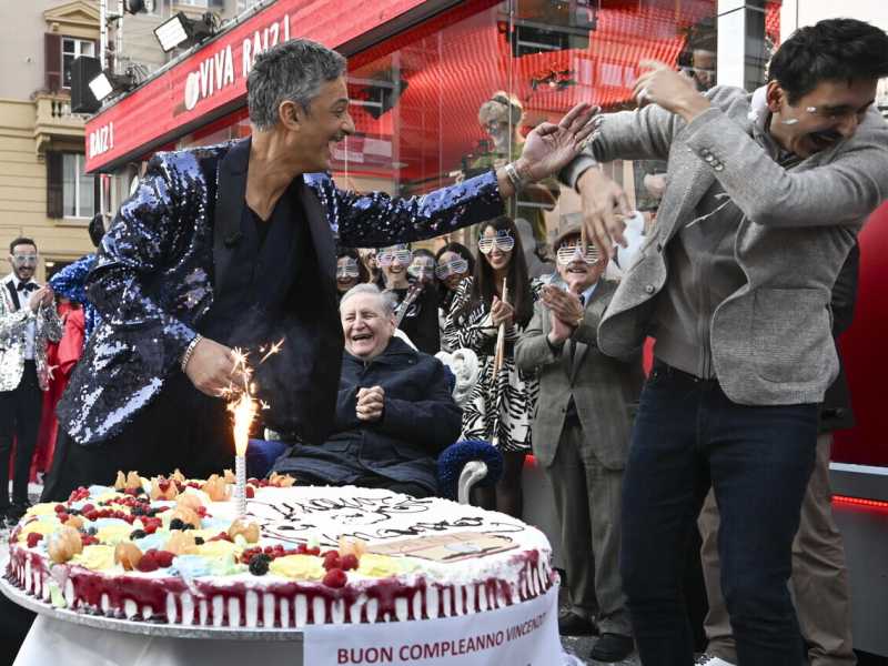 Fiorello festeggia il compleanno di Vincenzo Mollica a "Viva Rai 2!"