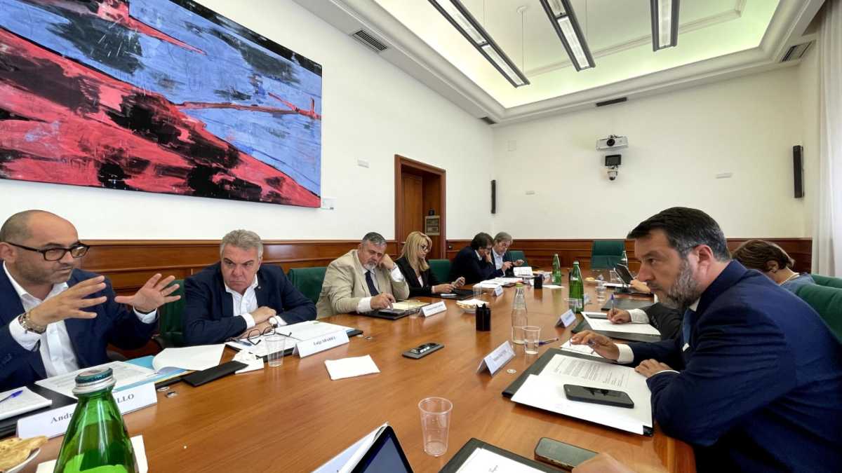 Immagine di Lo sciopero si ferma, ma i sindacati attacano Salvini: "La precettazione è vergognosa"