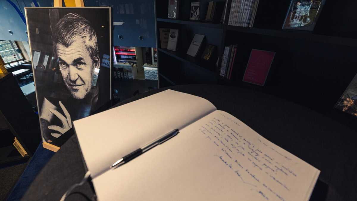 Immagine di Kundera chi? Tra i tanti elogi, i giornali italiani si sono dimenticati solo che era anticomunista