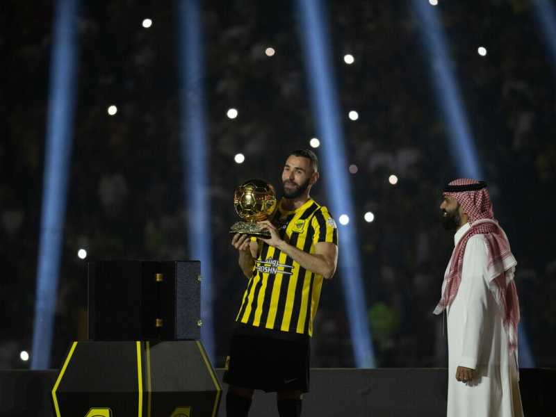 Karim Benzema, durante la presentazione nella sua sua nuova squadra:&nbsp;Al Ittihad (Ansa)<br />