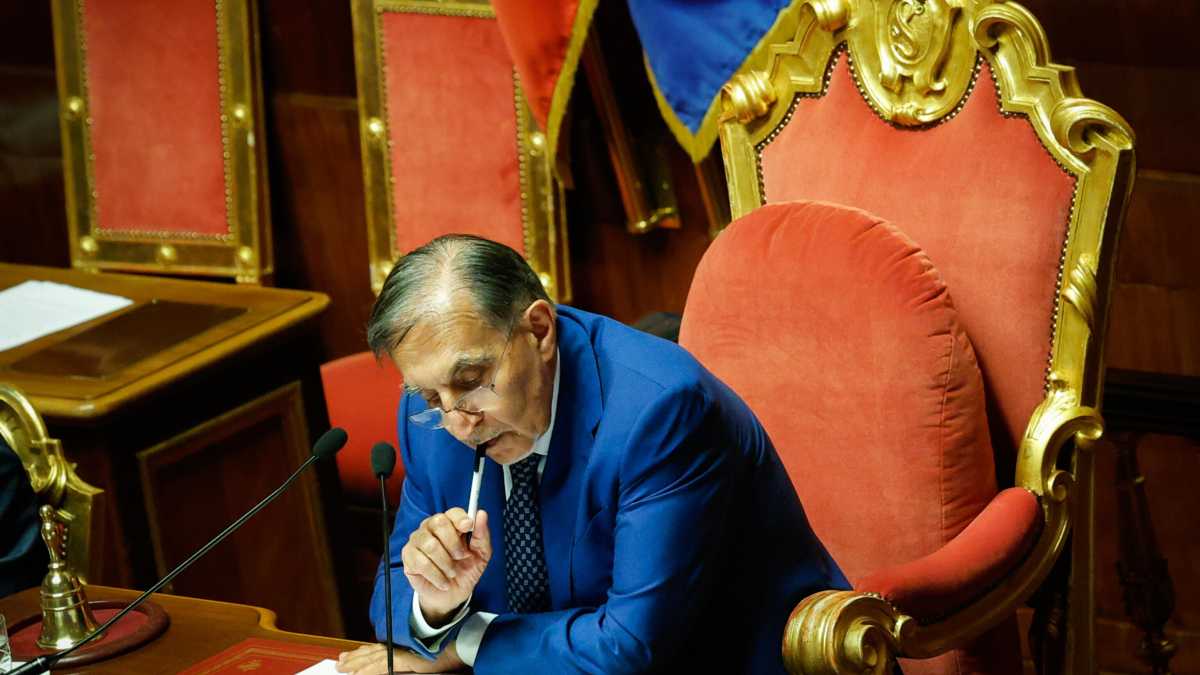 Immagine di Il cellulare di Leonardo La Russa potrebbe diventare un caso in Senato. Lo staff del presidente: "Passato il segno"