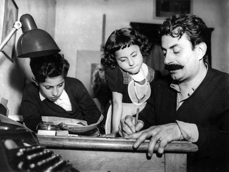 Lo scrittore Giovannino Guareschi (foto LaPresse)