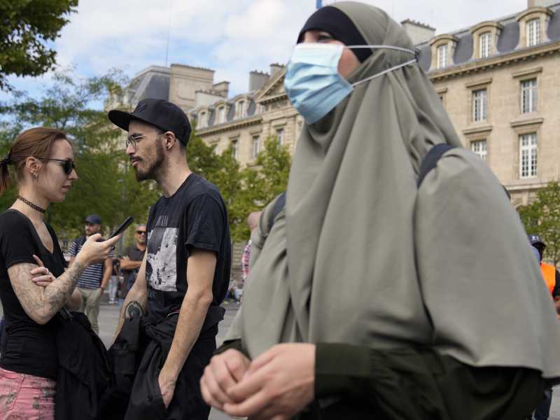 Decivilizzazione o scontro di civiltà? Il dibattito in Francia, oltre le formule