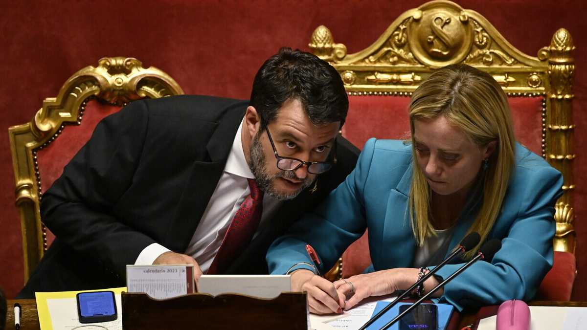 Immagine di Salvini come il rapper Bello Figo ha il disco per l’estate: "Io no pago tasse"