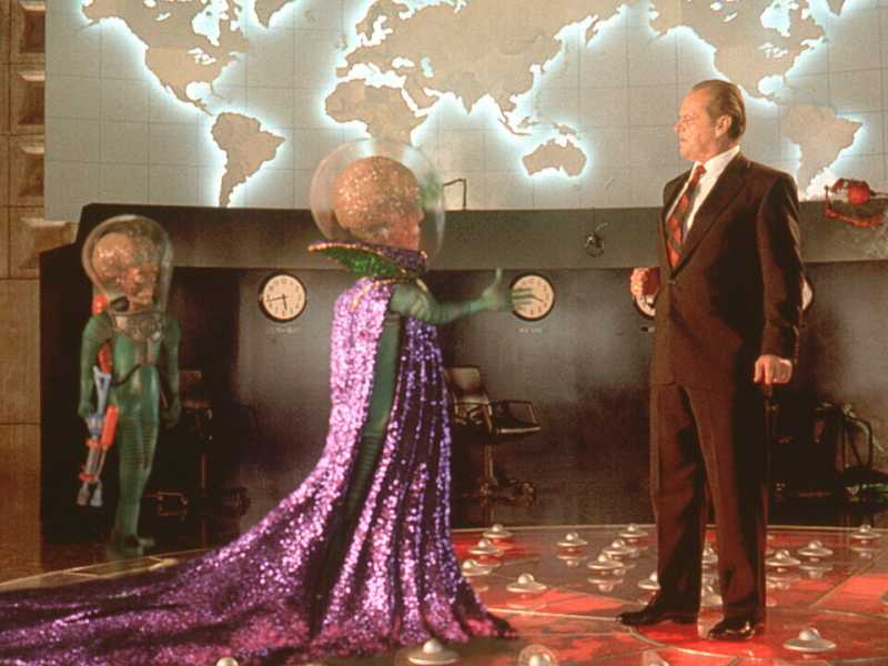 La scena dell'incontro tra il presidente Usa Jim Dale (Jack Nicholson) e l'imperatore di Marte in "Mars Attacks!", film del 1996 diretto da Tim Burton <br />