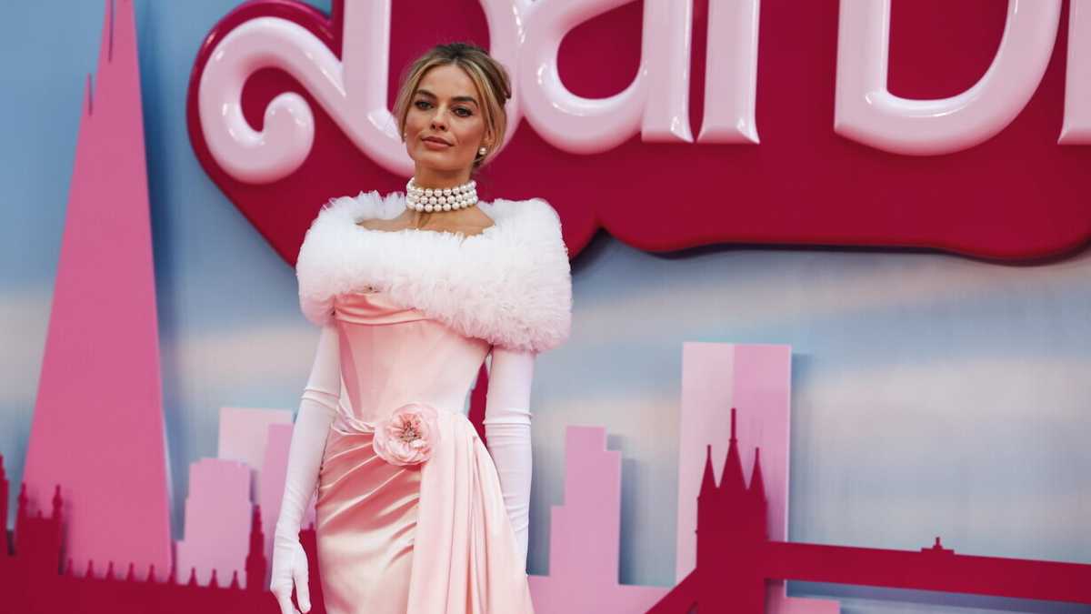 Immagine di Margot come fosse una bambola in una Barbieland pop e allegrissima. Da oggi al cinema il film di Greta Gerwig