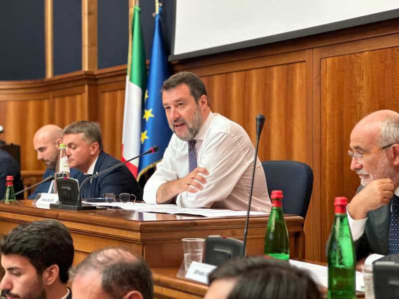 Salvini vuole aumentare i taxi e pensa alle licenze temporanee