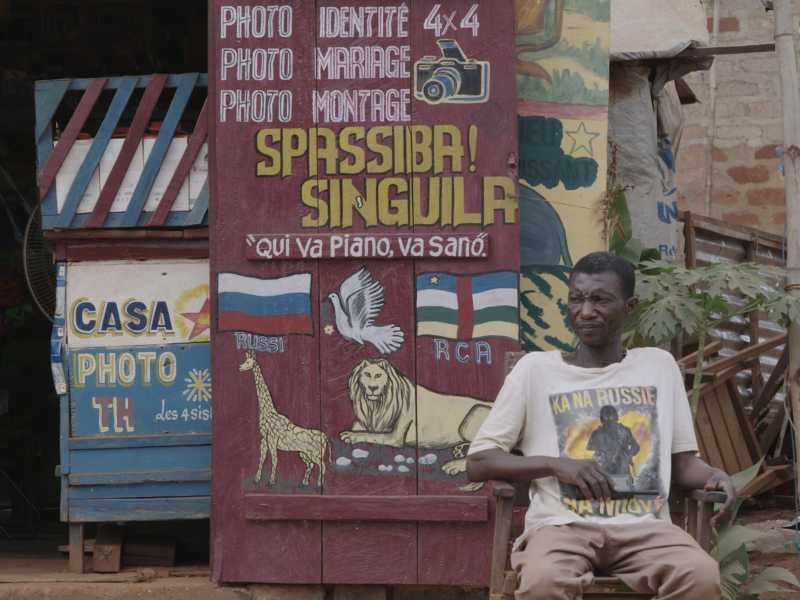 &ldquo;Je suis Wagner!&rdquo; &egrave; lo slogan delle manifestazioni a Bangui, tra bandiere russe e maglie con i combattenti (dal documentario &ldquo;Russi d&rsquo;Africa&rdquo;, di Lodoli e Tribbioli)<br />