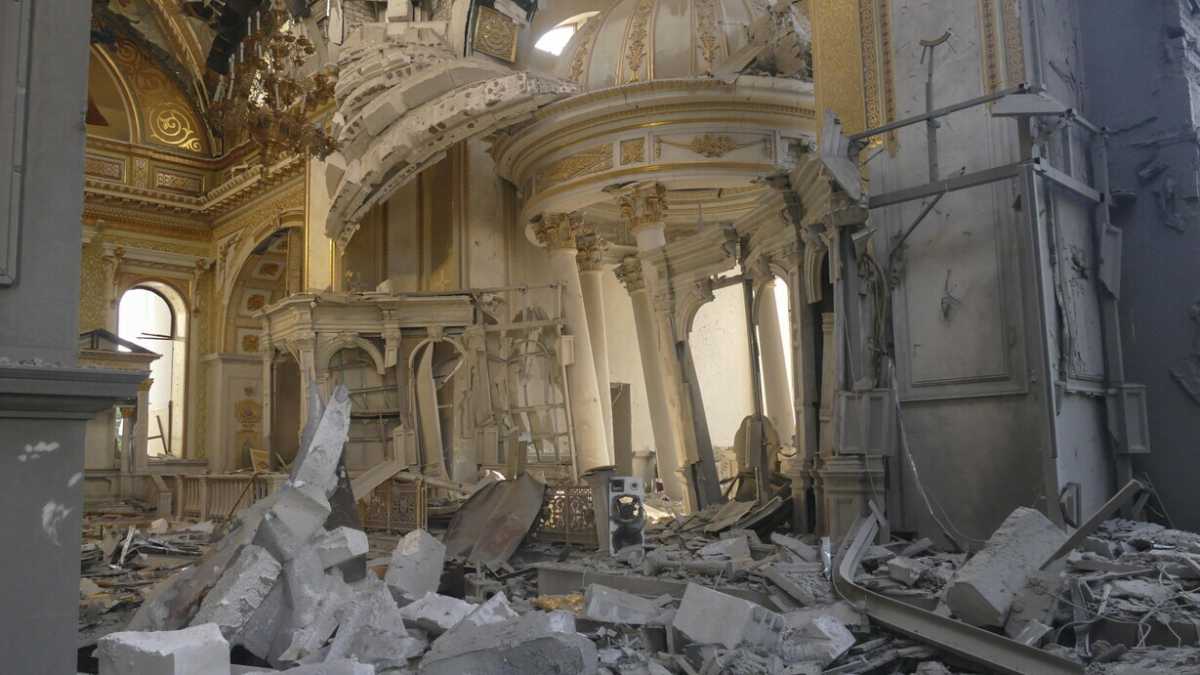 Immagine di Putin bombarda la cattedrale di Odessa