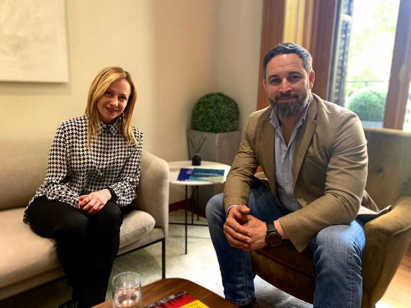 Meloni consola Abascal: "Non vi mollo, il nostro progetto con Vox va avanti"