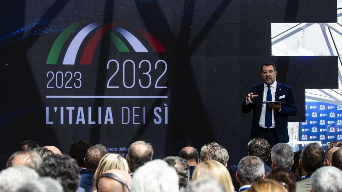 Immagine di Il nuovo Salvini, slide e cantieri. I manager: meglio ora che al Viminale
