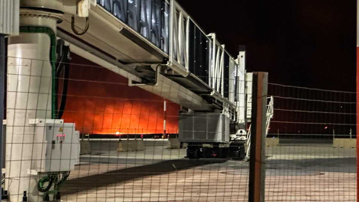 Immagine di Altroché Ponte sullo Stretto. Così il fuoco mette in crisi gli aeroporti e scollega la Sicilia dall'Italia