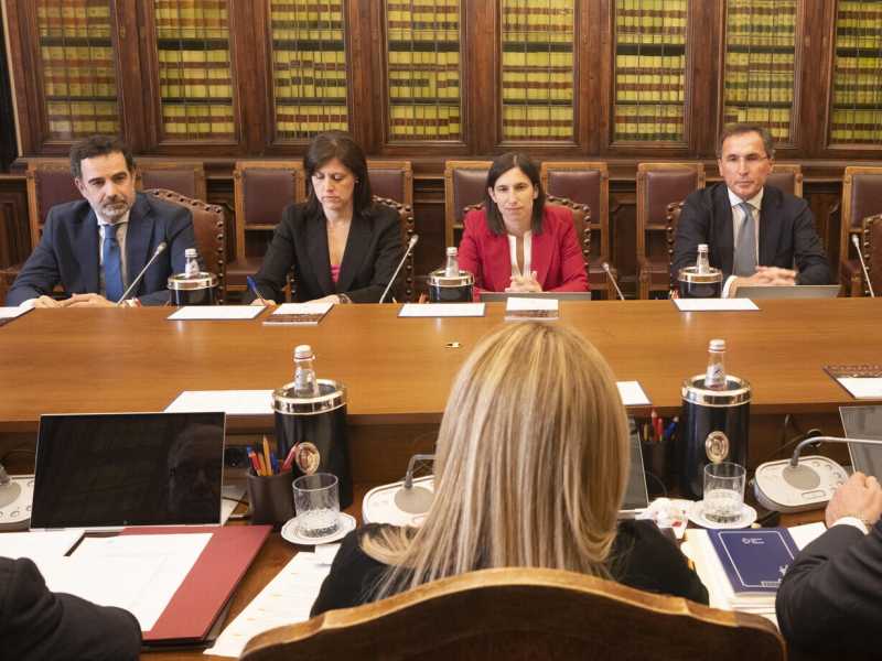 Un incontro tra Giorgia Meloni e una delegazione del Pd per parlare delle riforme costituzionali, a maggio del 2023 (ANSA/Filippo Attili) <br />