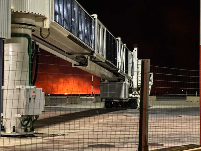 L'incendio alle porte dell'aeroporto di Palermo Falcone e Borsellino a Punta Raisi, 25 luglio 2023 (ANSA)<br />