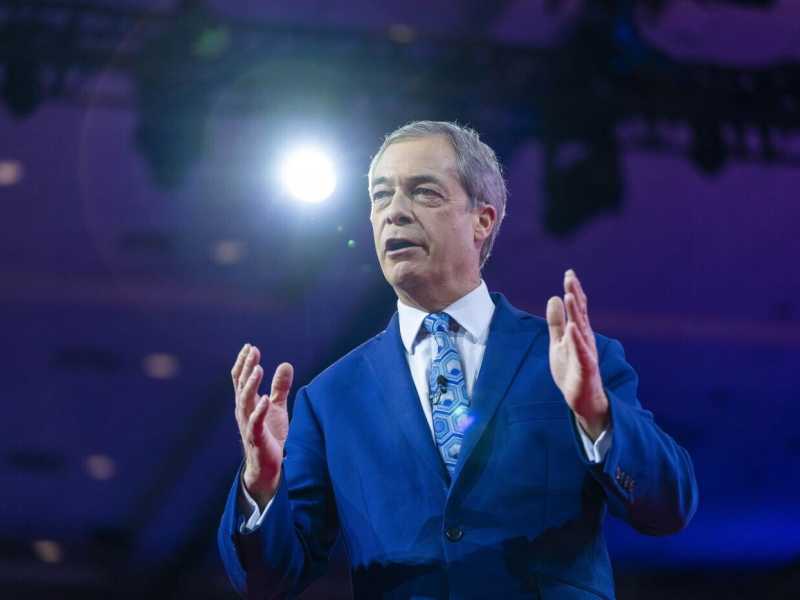 Le lotte anti woke sono il collante della destra brexitar-trumpiana. Nigel Farage ne ha vinta una
