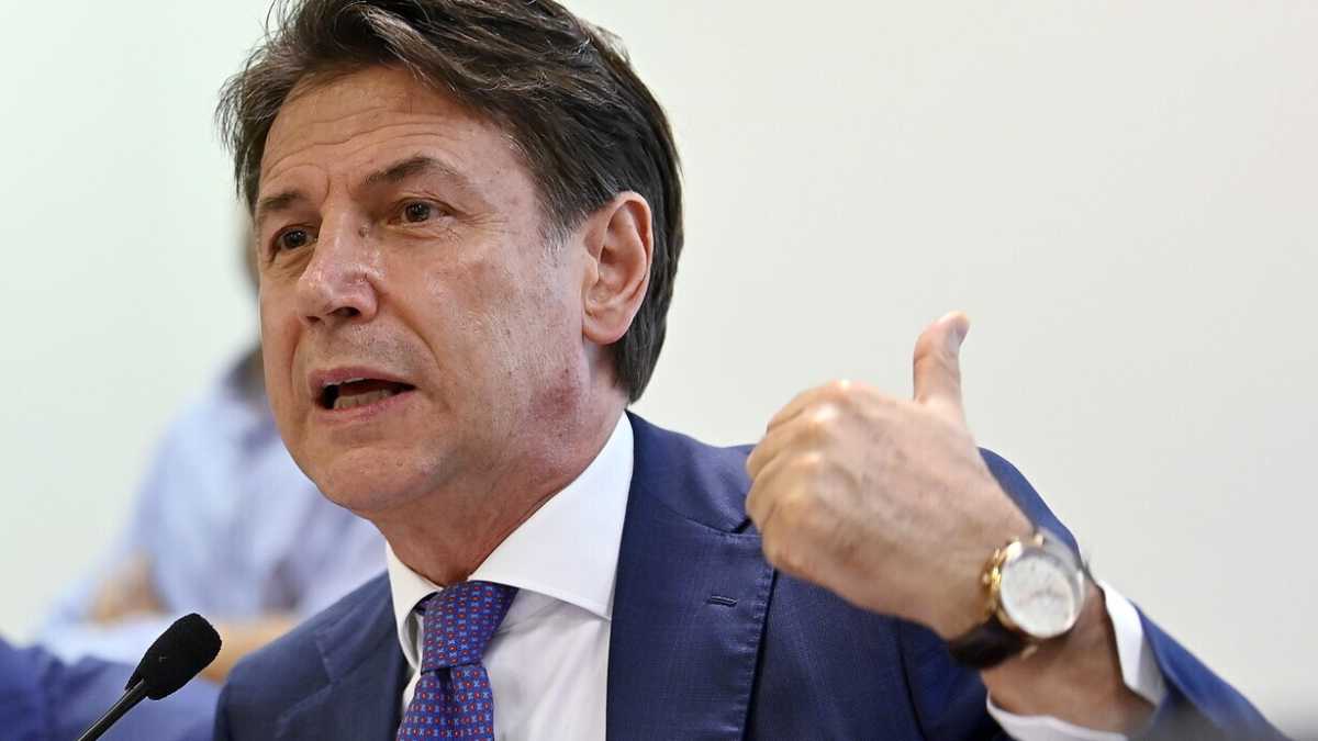 Immagine di Conte senza famiglia. Cerca l'accordo con i Verdi, ma Bonelli in Europa chiude al M5s. Rischio isolamento