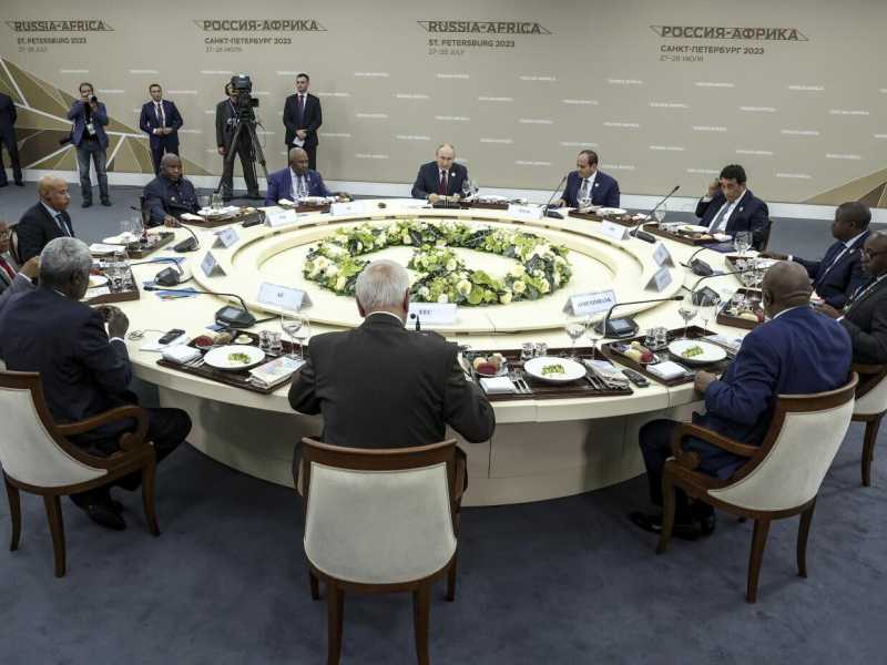 Il vertice e il controvertice di Putin e Prigozhin con l'Africa