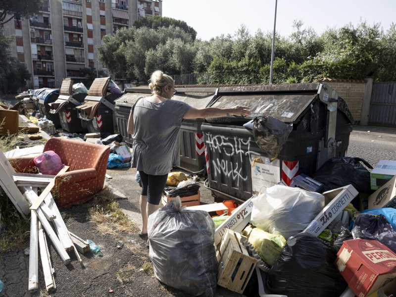 Emergenza rifiuti, in arrivo i camion a noleggio