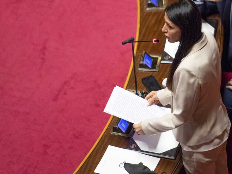 In Senato il M5s impartisce una lezione di coerenza etica a FdI: il bue che dice cornuto all’asino