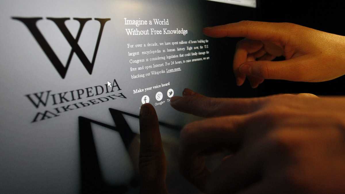 Immagine di Wikipedia allena le chatbox, ma così potrebbe autodistruggersi