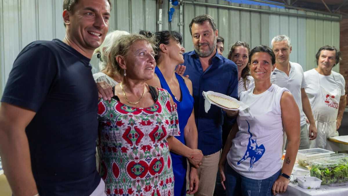 Immagine di Salvini avvisa Meloni sulle Europee: "Meglio Le Pen di Macron, niente cordone sanitario intorno a noi"