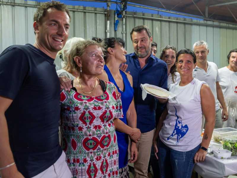 Matteo Salvini, al suo arrivo in Piazza Maffei, a Cervia, dove la Lega Romagna, come ogni anno, alla fine di luglio tiene la sua festa (Ansa)&nbsp;<br />