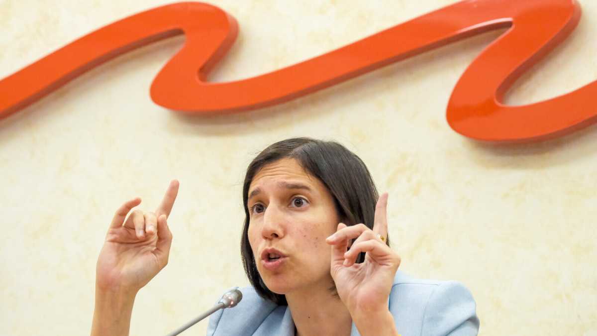 Immagine di Meloni invita al confronto sul salario minimo. Calenda dice sì, Schlein no, Conte nì