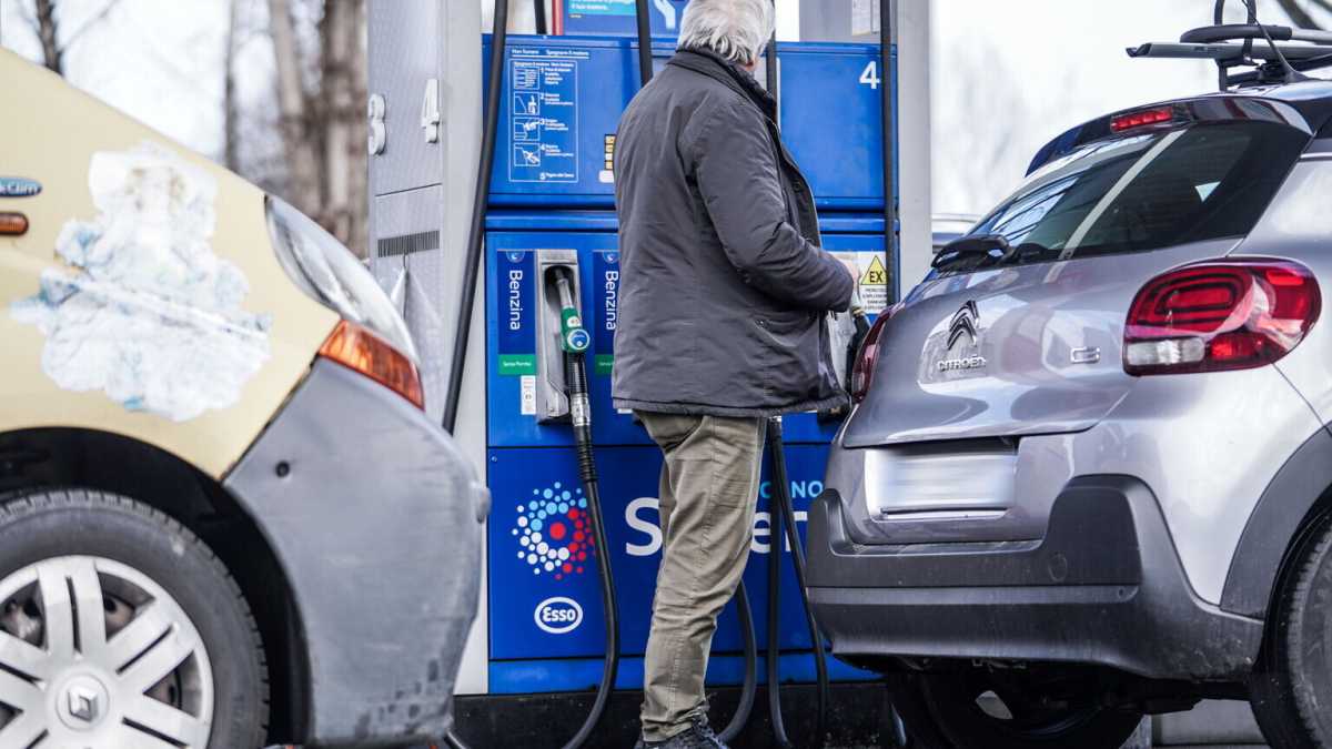 Immagine di Parte da oggi l'obbligo di esposizione dei prezzi medi del carburante: le proposte del ministro Urso