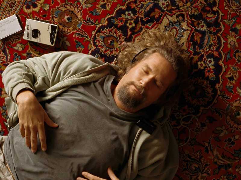 Jeff Bridges in "Il grande Lebowski";, film del 1998 diretto da Joel ed Ethan Coen, con le cuffie su "quel tappeto"