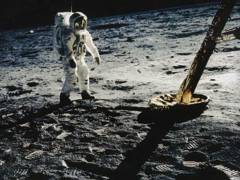 Buzz Aldrin sulla Luna, nel mitico allunaggio del 1969. Con Neil Armstrong fu il primo uomo a mettere piede sul satellite (LaPresse) <br />