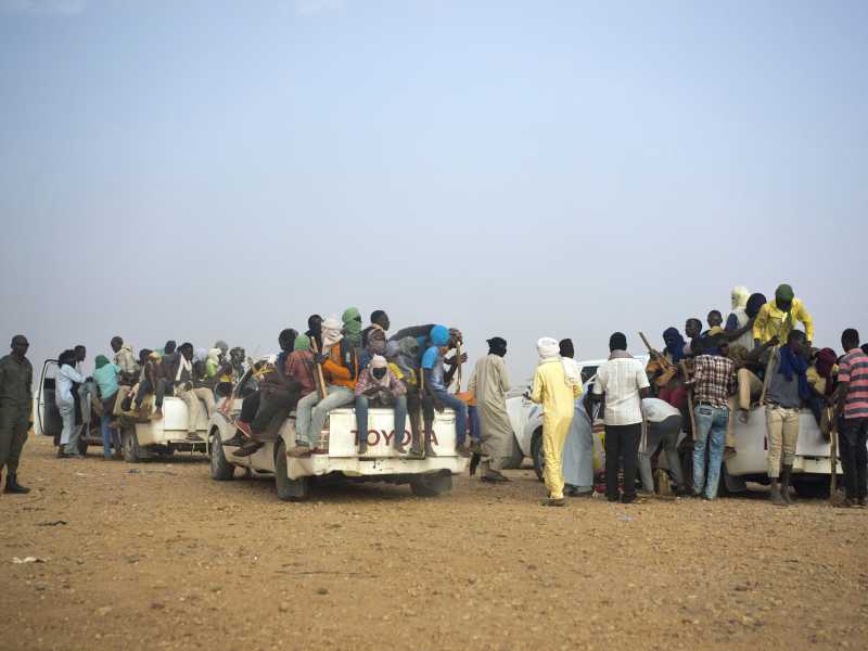 Un gruppo di migranti in Niger in direzione di Agadez (foto LaPresse)