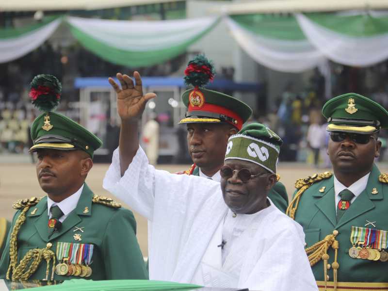 Il presidente della Nigeria non ama i golpe e ha un esercito vero