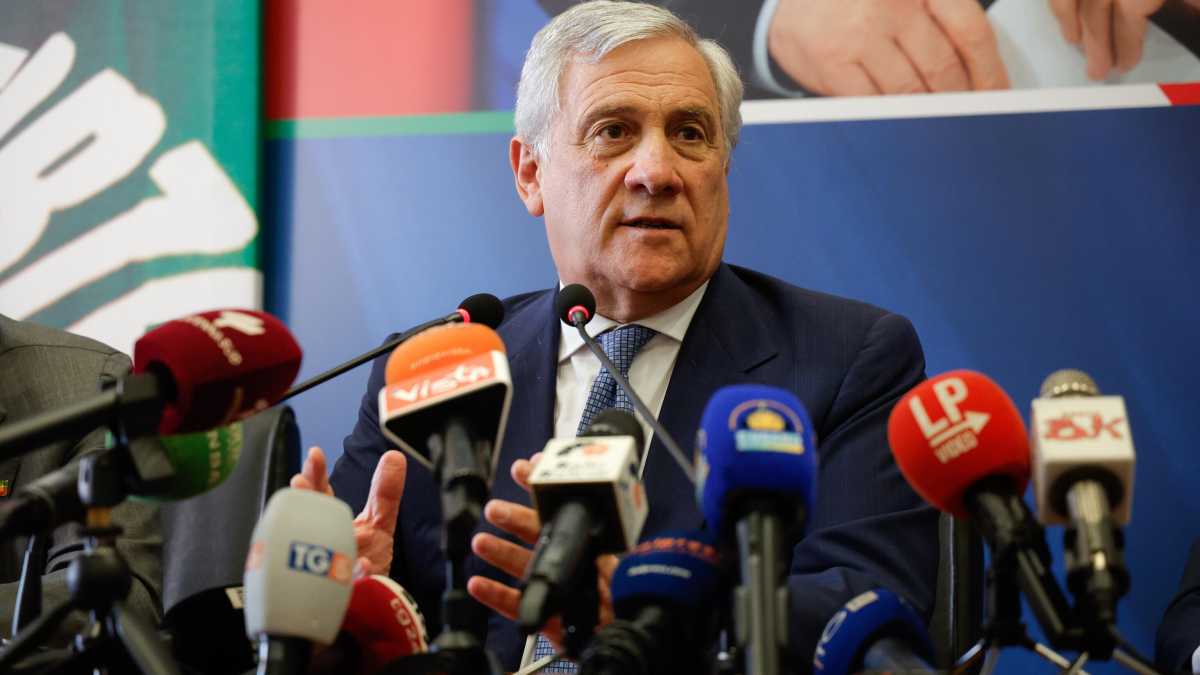 Immagine di Il segretario di FI si blinda per il congresso, la minoranza cerca un altro candidato