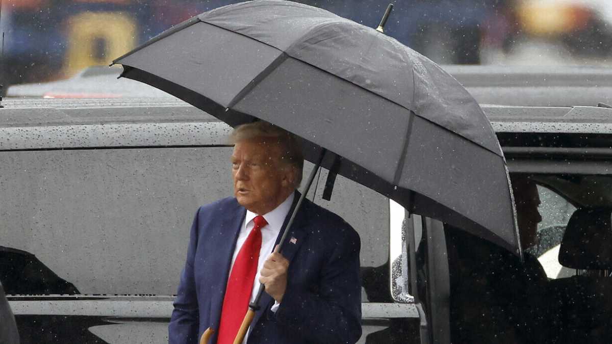 Immagine di Trump incriminato. Ora 15 mesi di scontri politici e legali