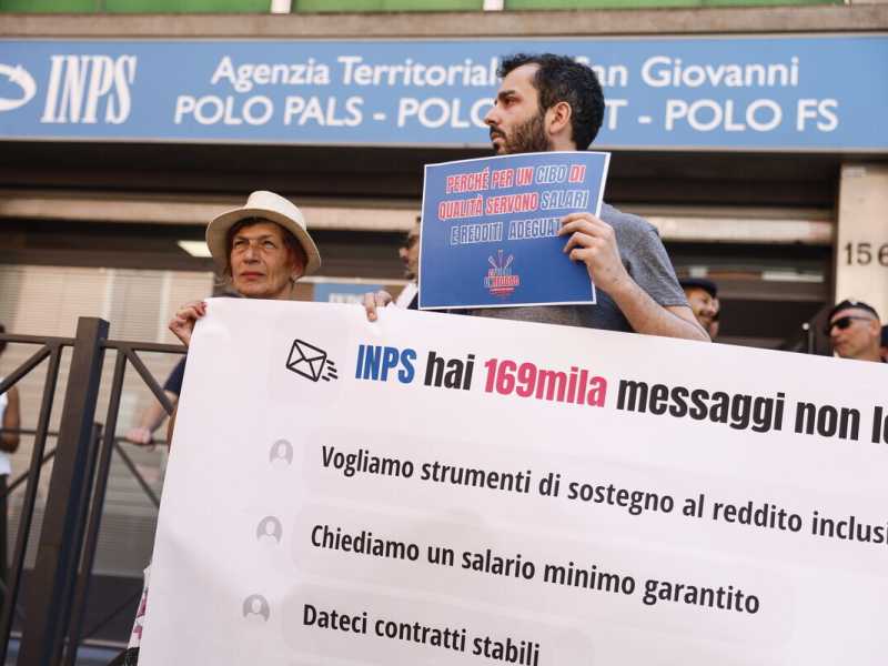 Manifestazione di protesta contro la sospensione del reddito di cittadinanza davanti ad una sede INPS a Roma (Cecilia Fabiano / LaPresse) <br />