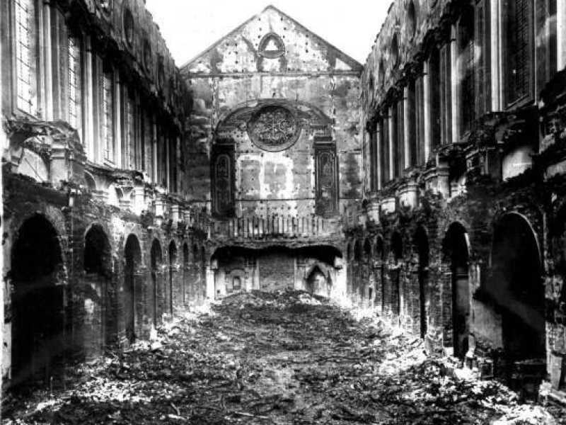 La basilica di Santa Chiara dopo i bombardamenti (Wikipedia)&nbsp;<br />