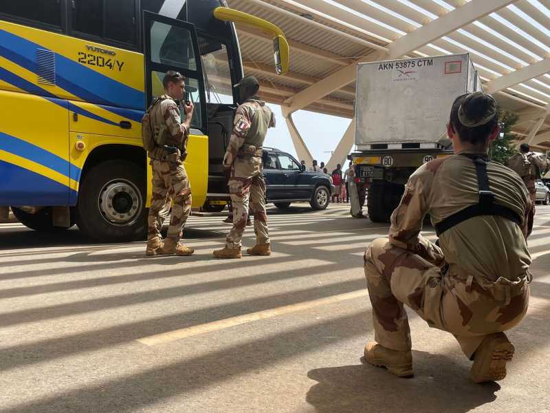 Cittadini francesi in attesa di essere trasportati in Francia su un aereo militare (LaPresse)&nbsp;<br />