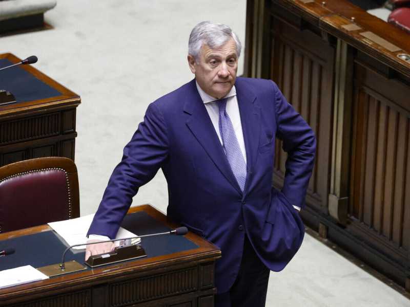 "Vota Antonio!". La seconda vita di Tajani-leader di Forza Italia: la corte e le angosce