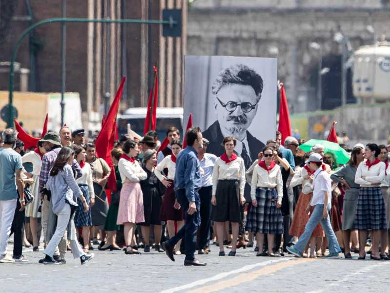 Rivoluzionari da ombrellone. Il Csc è assediato dalla destra ma i partigiani sono in vacanza