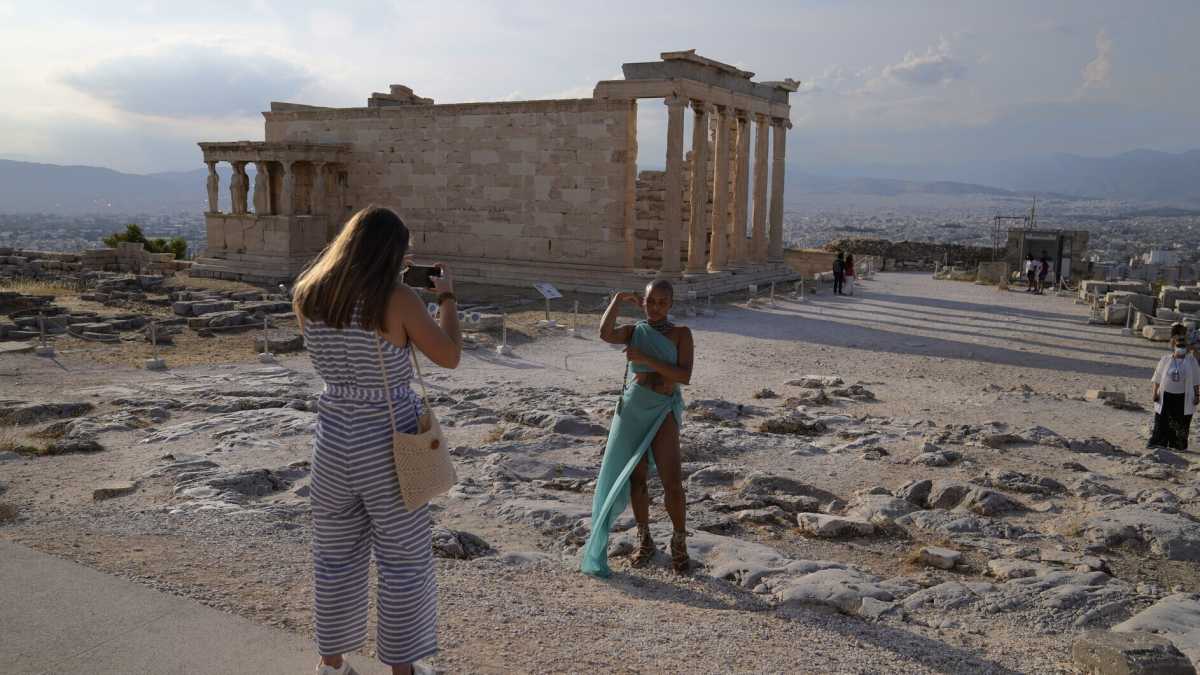 Immagine di Un’estate ad Atene: gli dei sono fuggiti dall’Olimpo e si nascondono in mezzo a noi