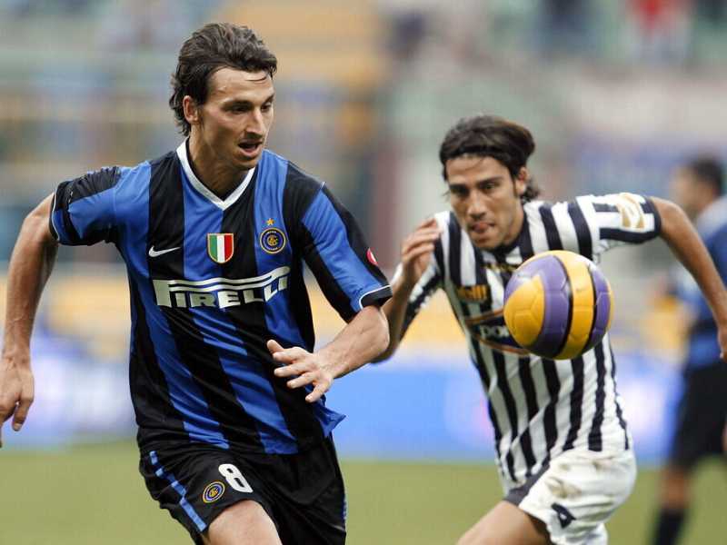 Michelangelo Minieri nel 2006, mentre contende una palla a Zlatan Ibrahimovic con la maglia dell'Ascoli (foto Ansa)