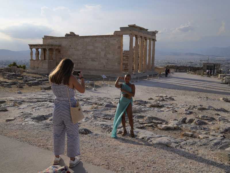 Un’estate ad Atene: gli dei sono fuggiti dall’Olimpo e si nascondono in mezzo a noi