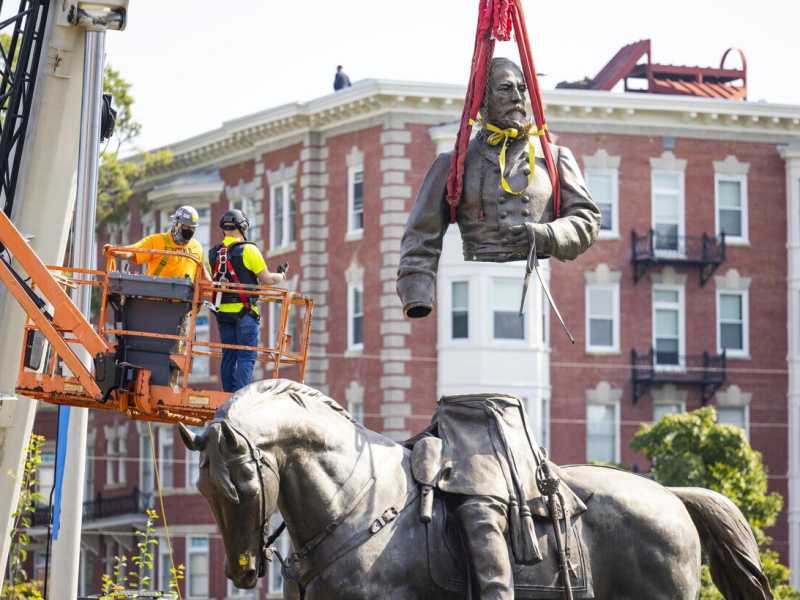 La rimozione della statua del generale confederato Robert E. Lee a Richmond, Virginia (Ansa) <br />