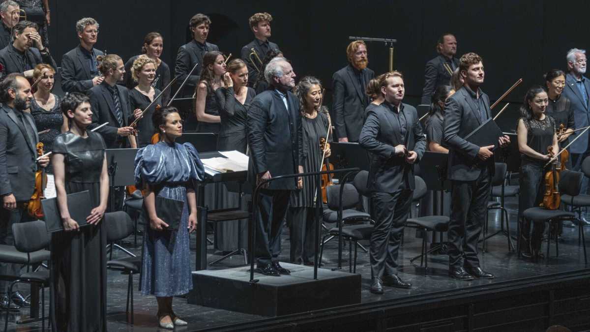 Immagine di “Famolo strano”, l’estetica del cattivo regista. Mozart strapazzato in casa